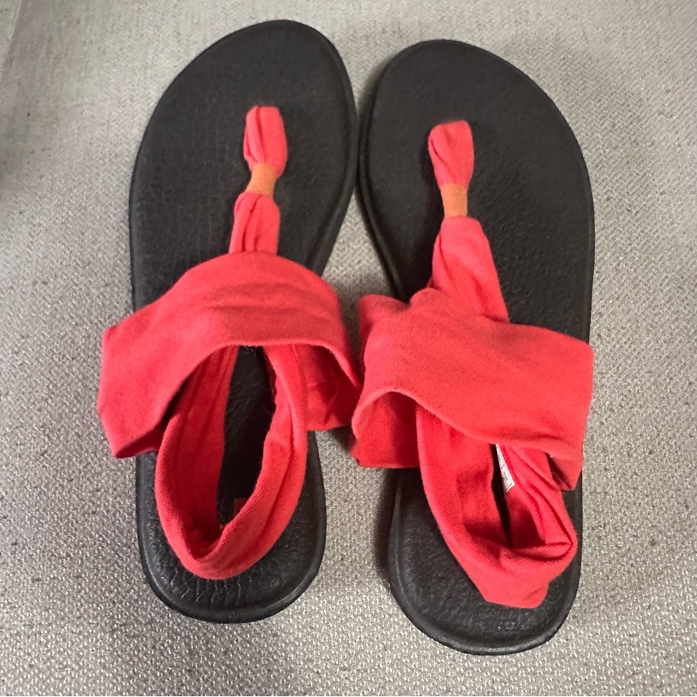 Sanuk Yoga Sling Coral colored Flip Flop Sandals Cushioned Footbed